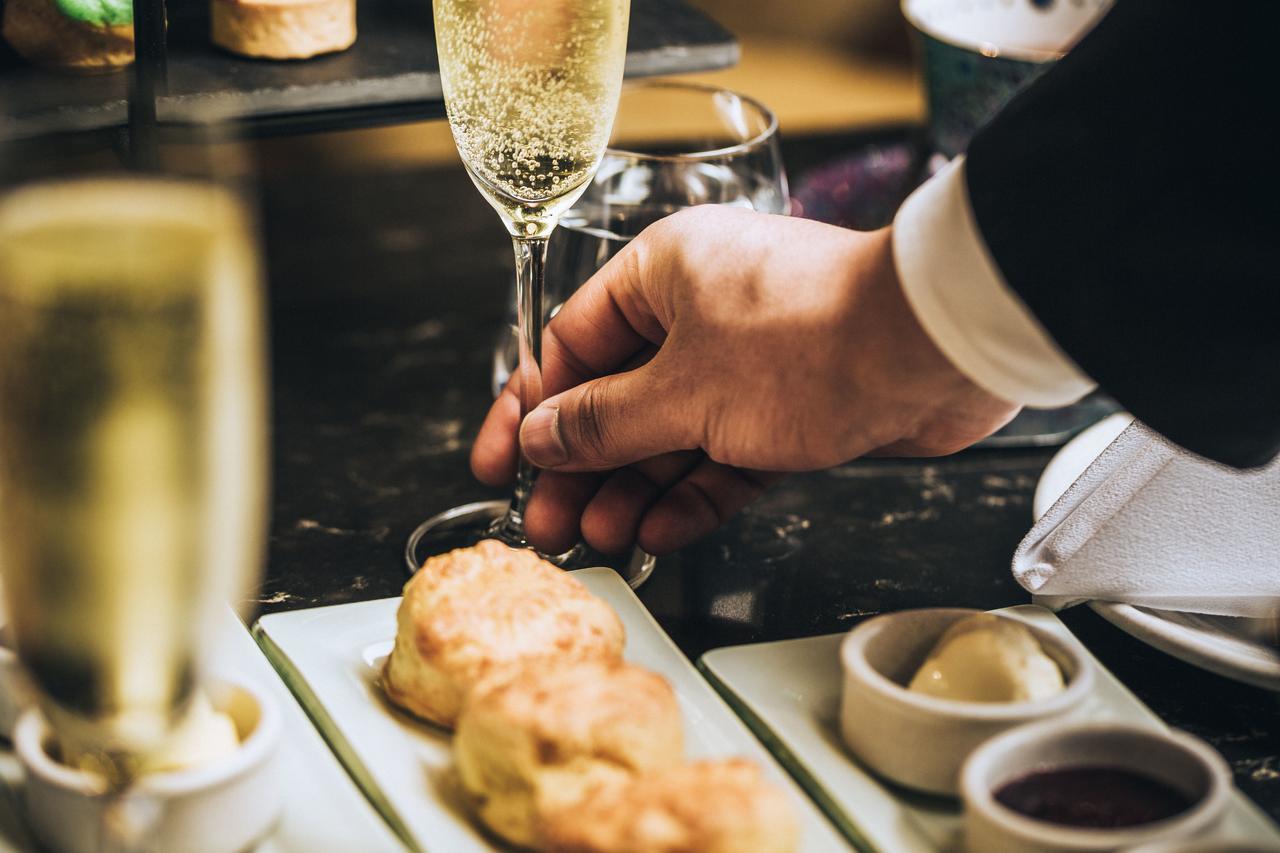Fable Auckland, Mgallery Kültér fotó A butler serving champagne and hors d'oeuvres